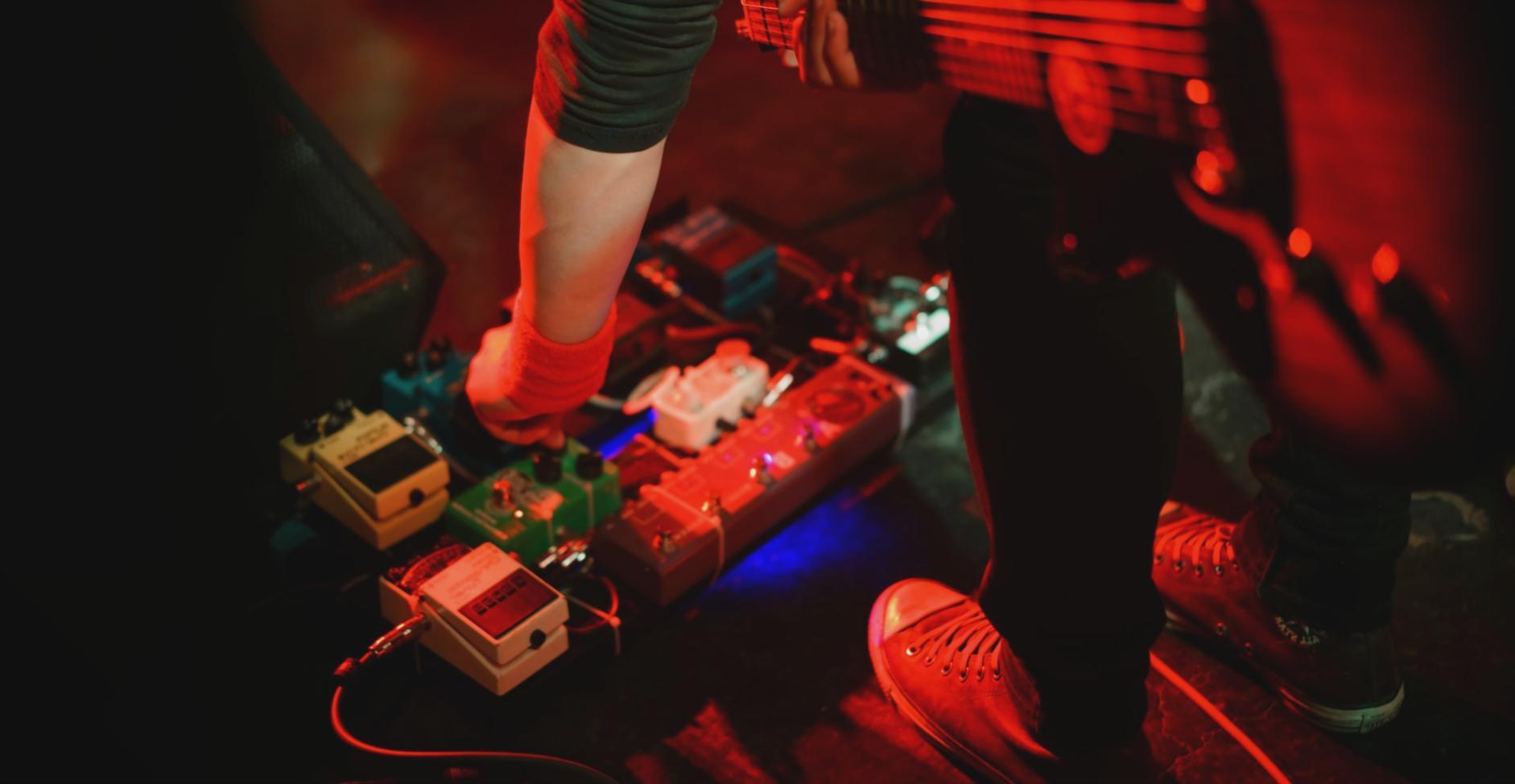 Studenti di songwriting che lavorano insieme alla composizione di una canzone in studio