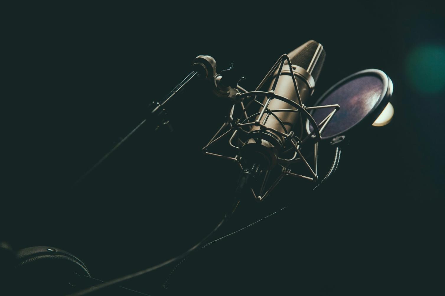 Sessione di songwriting in studio con chitarra e taccuino