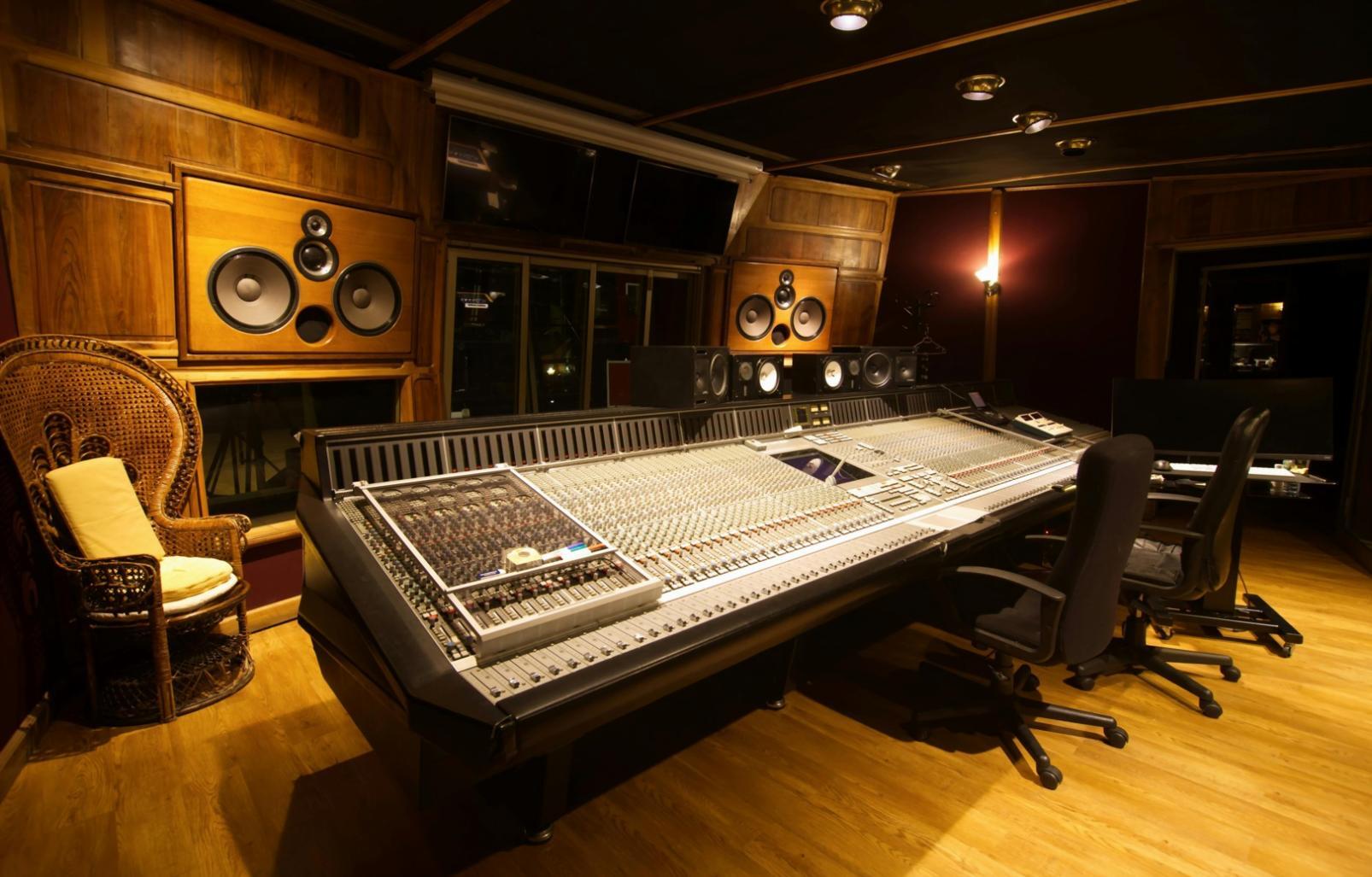 Ambiente di studio per songwriting con strumenti musicali